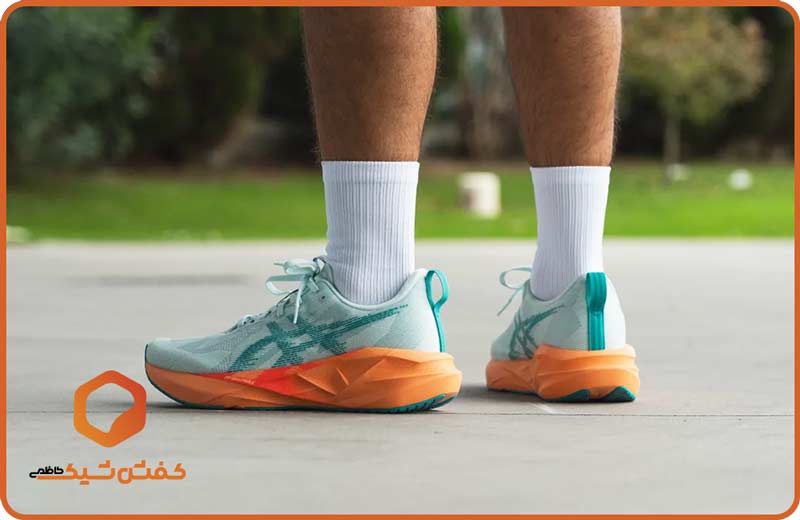 پشت کفش رانینگ ASICS Novablast 5 یکی از بهترین کفش برای دویدن